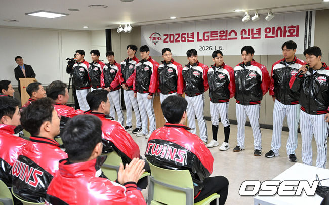 [OSEN=잠실, 이대선 기자] 6일 오후 서울 잠실야구장에서 LG 트윈스 2026년 선수단 신년인사회가 열렸다.LG 트윈스는 염경엽 감독이 이끄는 1군 코치진은 김정준 수석코치, 김용일 수석트레이너, 모창민-김재율 타격코치, 김광삼-장진용 투수코치, 김일경 수비코치, 정수성 작전코치, 송지만 주루 및 외야수비코치 등 기존 인원이 대부분 유임됐으며 2026시즌 2연패 도전을 함께할 코칭스태프 구성을 완료했다.LG 신인 선수들이 인사를 하고 있다. 2026.01.06 /sunday@osen.co.kr