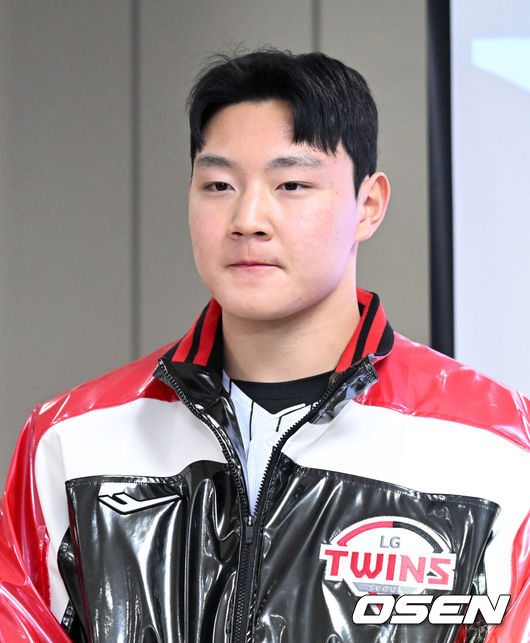 [OSEN=잠실, 이대선 기자] 6일 오후 서울 잠실야구장에서 LG 트윈스 2026년 선수단 신년인사회가 열렸다.LG 트윈스는 염경엽 감독이 이끄는 1군 코치진은 김정준 수석코치, 김용일 수석트레이너, 모창민-김재율 타격코치, 김광삼-장진용 투수코치, 김일경 수비코치, 정수성 작전코치, 송지만 주루 및 외야수비코치 등 기존 인원이 대부분 유임됐으며 2026시즌 2연패 도전을 함께할 코칭스태프 구성을 완료했다.LG 양우진이 인사를 하고 있다. 2026.01.06 /sunday@osen.co.kr