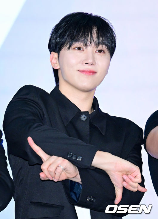 [OSEN=조은정 기자]4일 서울시 용산구 한화손해보험 한남사옥에서 에어비앤비 CEO와 K팝 아티스트 세븐틴이 함께하는 포토세션 행사가 진행됐다.행사에는 브라이언 체스키 에어비앤비 공동 창업자 겸 CEO, K-POP 아티스트 세븐틴이 참석했다.세븐틴 부승관이 포즈를 취하고 있다. 2025.06.04 /cej@osen.co.kr