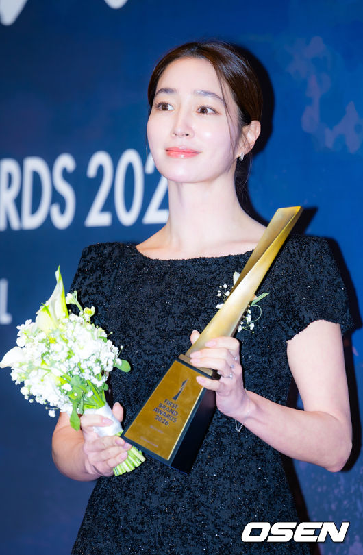 [OSEN=민경훈 기자] 6일 서울 장충동 신라호텔에서 ‘2025 대한민국 퍼스트브랜드 대상’ 시상식이 열렸다.이번 시상식은 매년 대규모 소비자 조사를 통해 한 해를 이끌어갈 브랜드를 선정한다. 배우 이민정이 포즈를 취하고 있다. 2026.01.06 / rumi@osen.co.kr