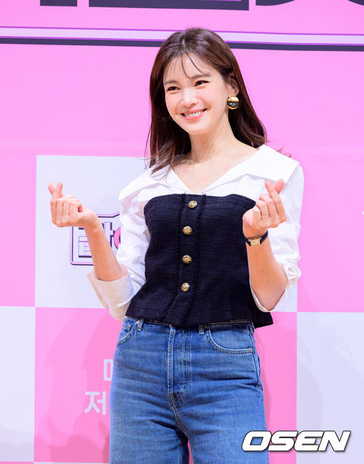 [OSEN=지형준 기자] 6일 오전 서울 여의도 KBS 아트홀에서 KBS1 ‘황신혜의 같이 삽시다’ 제작발표회가 열렸다.‘황신혜의 같이 삽시다’는‘싱글맘’이라는 공통분모로 한 집에 모여사는 이들의 생생한 라이프를 담는다. 배우 정가은이 포토타임을 하고 있다. 2026.01.06 /jpnews@osen.co.kr