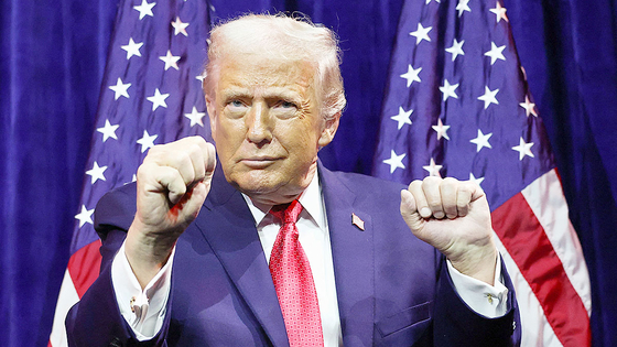  도널드 트럼프 미국 대통령이 6일(현지시간) 워싱턴 DC ‘트럼프-케네디 센터’에서 열린 공화당 하원의원 연례 정책회의에서 연설 도중 하며 제스처를 취하고 있다. 로이터=연합뉴스 