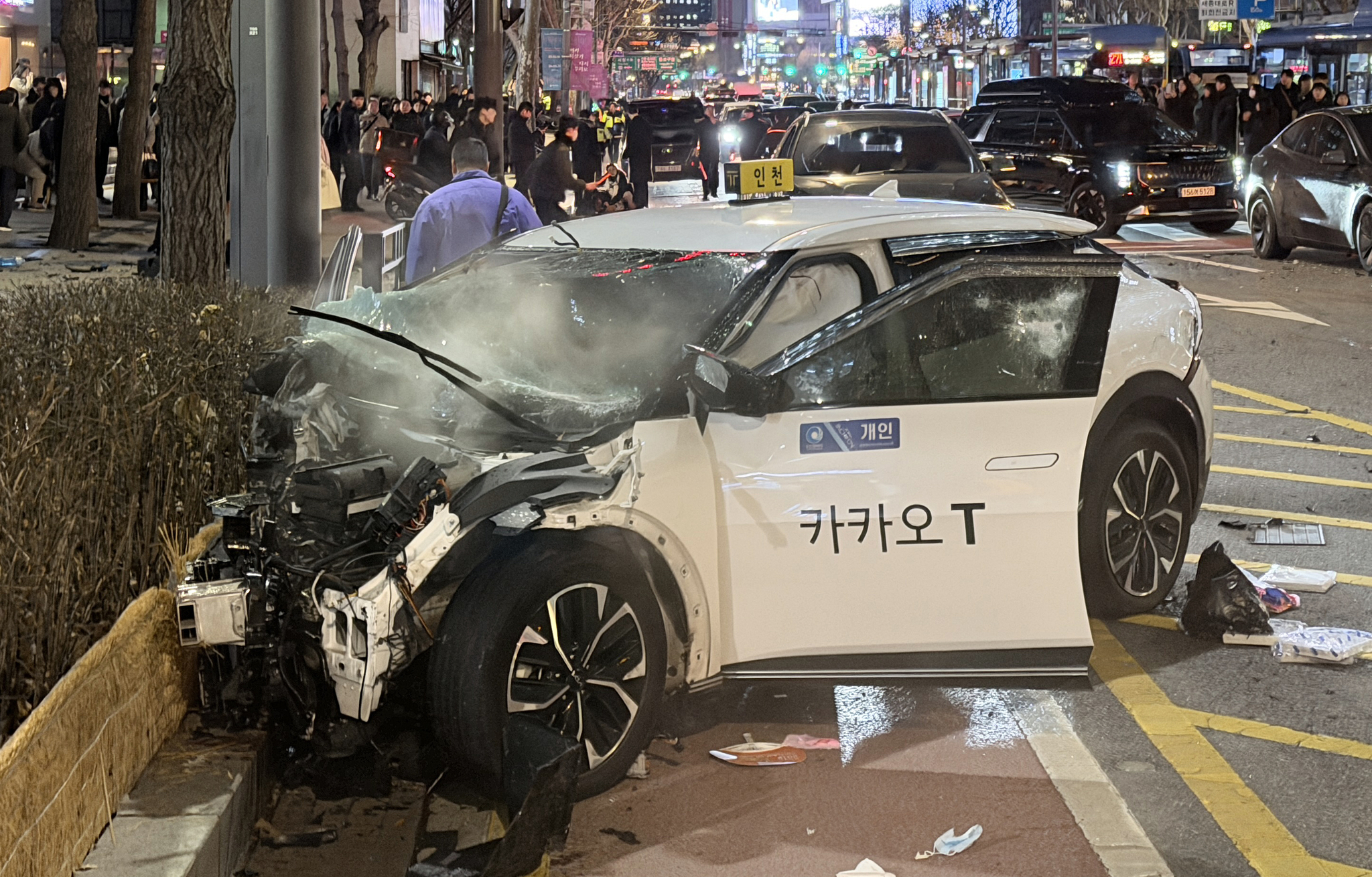  2일 오후 6시쯤 서울 지하철 1호선 종각역 인근에서 택시가 인도로 돌진해 횡단보도에서 신호 대기 중이던 시민들을 들이받는 사고가 발생했다. 뉴스1