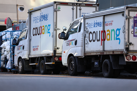 서울 시내 한 쿠팡 물류센터에 주차된 배송차량. 뉴스1