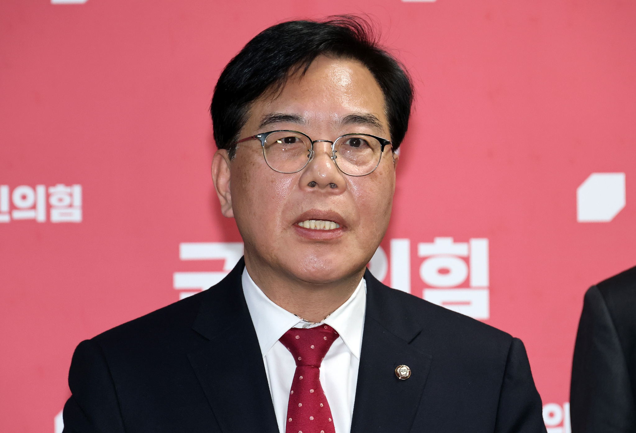 우원식 국회의장과 면담을 마친 국민의힘 송언석 원내대표가 지난 6일 국회 원내대표실 앞에서 오는 8일 예정된 본회의 개최와 관련해 반대 입장을 표명하고 있다. 연합뉴스