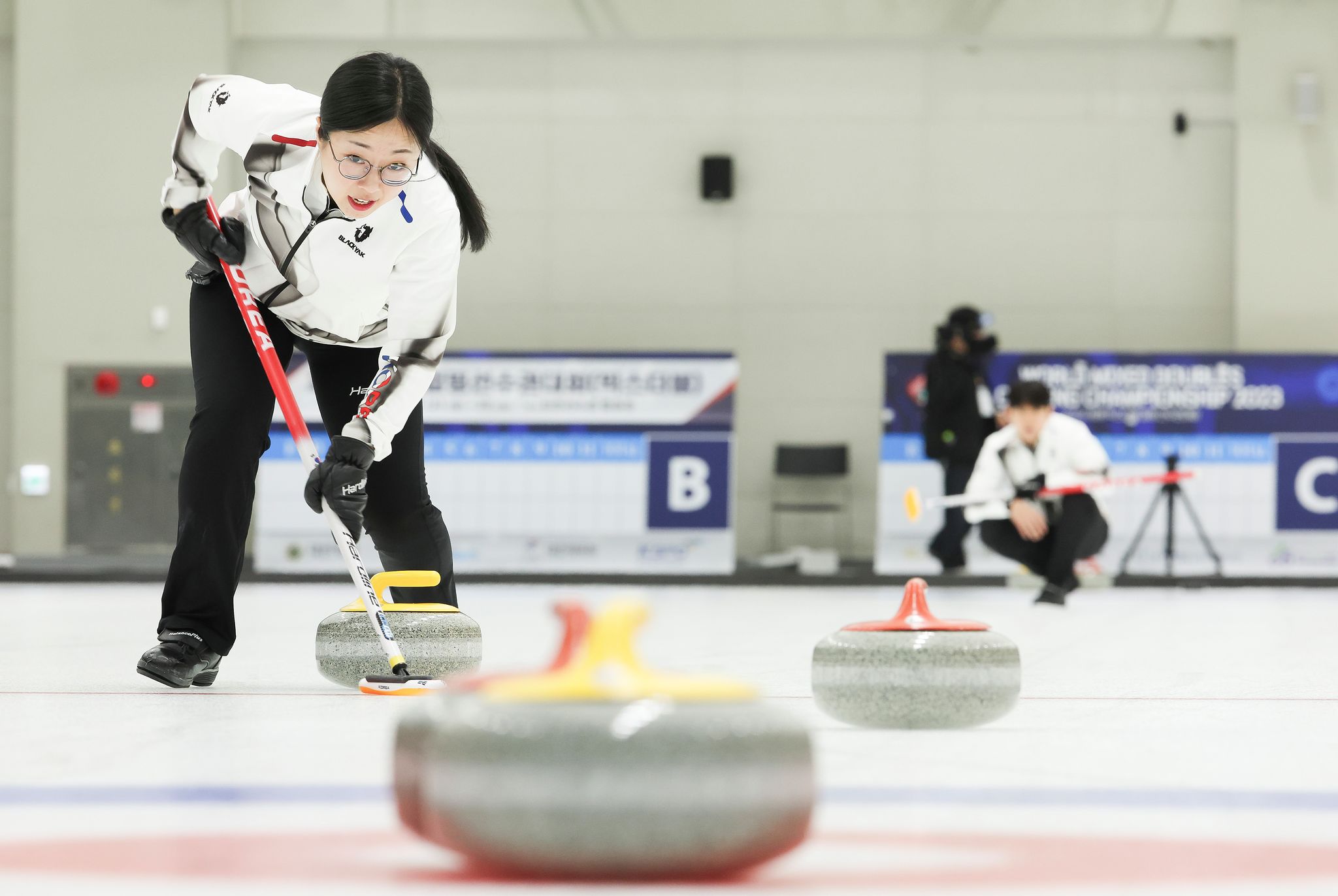 7일 오후 충북 진천국가대표선수촌 빙상장에서 컬링 믹스더블 국가대표 김선영, 정영석 선수가 훈련하고 있다.
