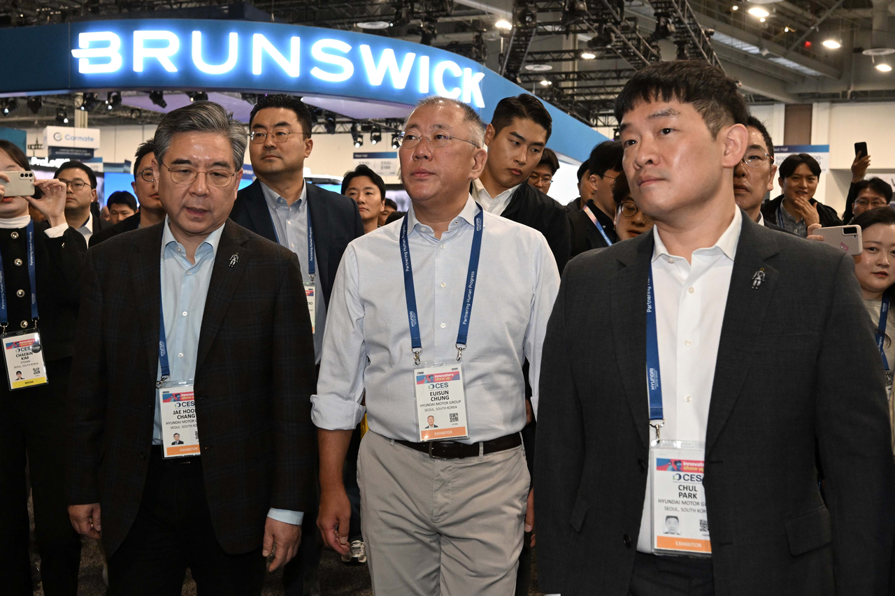정의선 현대차그룹 회장(가운데)이 세계 최대 가전·정보기술(IT) 전시회 'CES 2026'이 개막한 6일(현지시간) 미국 네바다주 라스베이거스 컨벤션센터에 마련된 현대차그룹 부스를 둘러본 후 장재훈 부회장(왼쪽)과 함께 퀄컴 부스로 향하고 있다. 연합뉴스