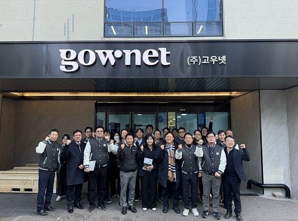 ▲ 허범무 고우넷 대표이사와 임직원들이 파이팅하고 있다.