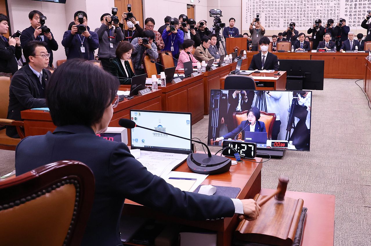 추미애 법사위원장이 7일 오후 국회에서 열린 법제사법위원회 전체회의에서 의사봉을 두드리고 있다. 임현동 기자/20260107