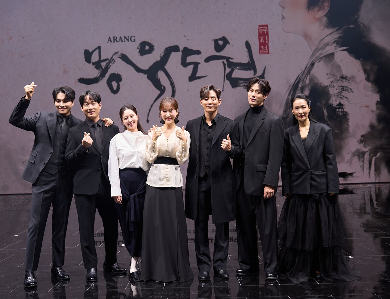 7일 화성예술의전당에서 열린 뮤지컬 '몽유도원' 제작발표회에서 출연 배우들이 포즈를 취하고 있다. 사진 에이콤 