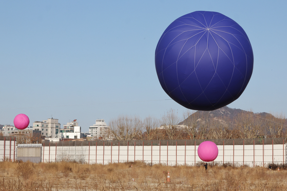 지난해 12월 25일 서울 세운4구역 부지에서 관계자들이 대형풍선을 설치하고 있다. 이 풍선은 부지 개발 관련 조망 시뮬레이션 위해 설치했다. 연합뉴스