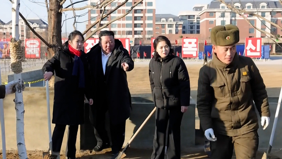 김정은 북한 국무위원장이 지난 5일 '해외군사작전 전투위훈기념관' 건설 현장을 찾아 부인 이설주, 딸 주애와 함께 식수를 했다. 조선중앙TV=연합뉴스