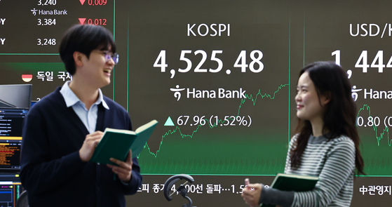 6일 코스피가 사상 처음으로 4500대를 기록하며 4525.48에 거래를 마감했다. 사진은 이날 서울 중구 하나은행 딜링룸 모습. 김종호 기자