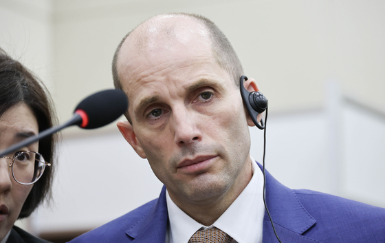 해럴드 로저스 쿠팡 임시대표가 지난달 31일 오전 국회에서 열린 '쿠팡 침해사고 및 개인정보 유출, 불공정 거래, 노동환경 실태 파악과 재발 방지 대책 마련을 위한 청문회'에서 통역의 설명을 듣고 있다. 임현동 기자