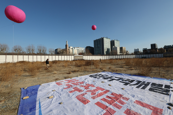 세운4구역에 설치된 풍선과 재개발을 촉구하는 플래카드. 연합뉴스,
