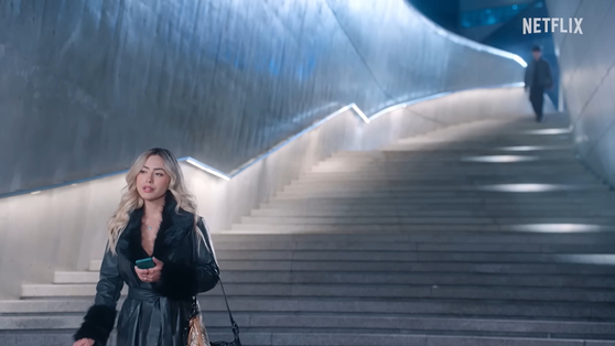 넷플릭스 예능 프로그램 '내 한국인 남자친구'에서 브라질 여성 모레나 모나코가 DDP에서 한국인 남자친구를 기다리고 있다. [사진 넷플릭스 캡쳐]