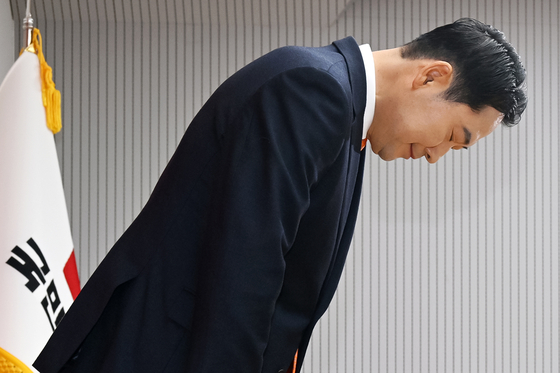 장동혁 국민의힘 대표가 7일 여의도 당사에서 열린 긴급기자회견에서 당 쇄신 방안 등을 발표하기 앞서 인사하고 있다. 뉴스1