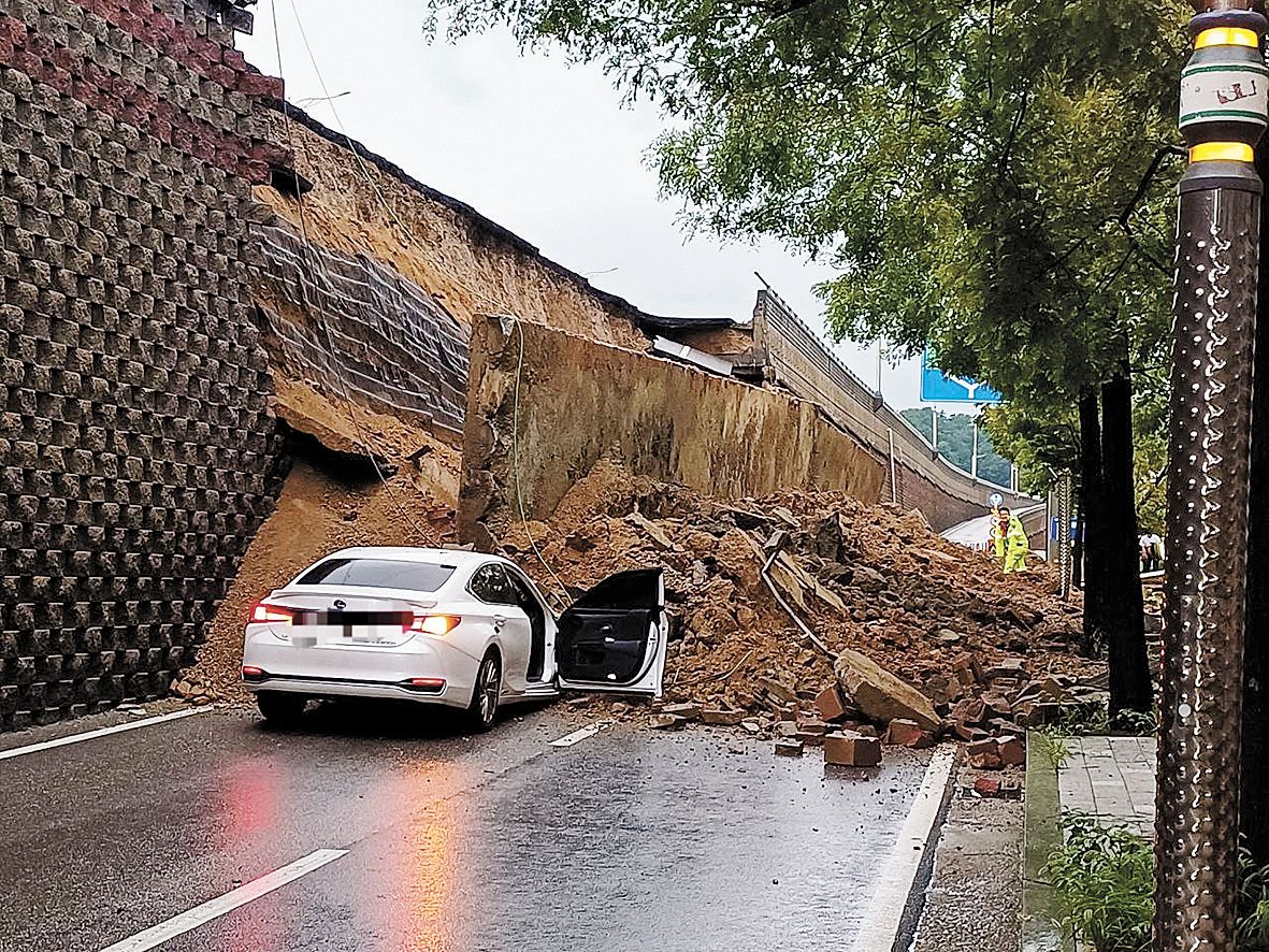 지난해 7월 16일 오후 경기 오산시 가장교차로 고가도로 옹벽이 무너져 소방관들이 매몰된 차량 구조작업을 하고 있다. 뉴스1