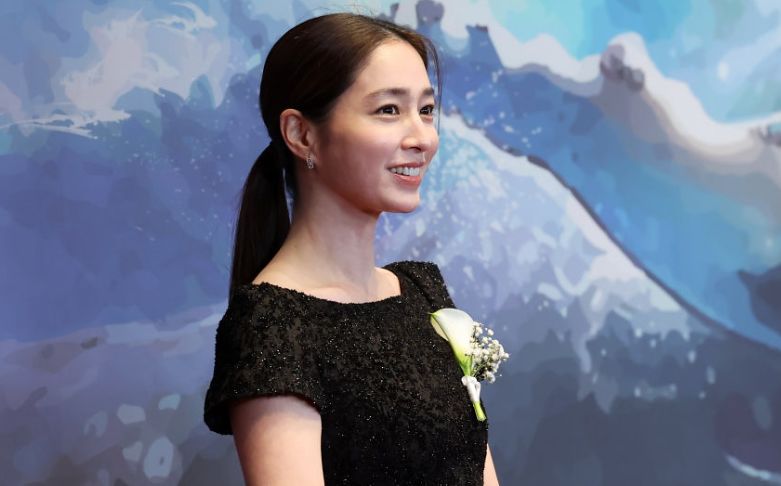 6일 서울 중구 신라호텔에서 열린 2026 대한민국 퍼스트브랜드 대상에 참석한 배우 이민정. 검은 드레스에 가슴에 흰 꽃을 달았다. 뉴시스