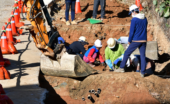 2017년 11월 광주광역시 북구 옛 광주교도소 북측 담장 인근에서 진행된 5·18 암매장 유해 발굴 당시 모습. [뉴시스]