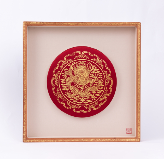 중국을 국빈방문 중인 이재명 대통령이 지난 5일 베이징에서 시진핑 중국 국가주석에게 국가무형문화재 금박장 김기호 금박연 대표가 제작한 금박 용문 액자를 선물했다. 사진 청와대