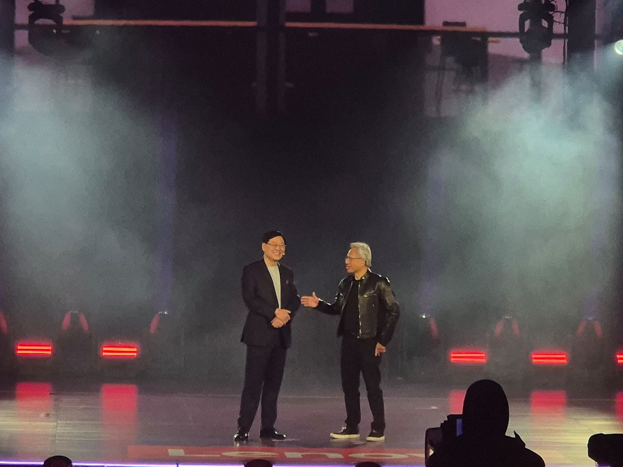 6일(현지시간) 미국 라스베이거스의 돔 공연장 '스피어'에서 열린 레노버의 CES 2026 기조연설에서 양위안칭 레노버 회장(왼쪽)과 젠슨 황 엔비디아 CEO가 이야기하고 있다. 이우림 기자