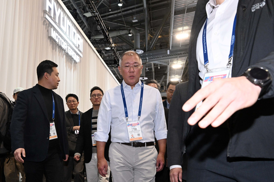 정의선 현대차그룹 회장이 세계 최대 가전·정보기술(IT) 전시회 'CES 2026'가 개막한 6일(현지시간) 미국 라스베이거스 컨벤션센터에 마련된 현대차그룹 부스를 둘러본 후 퀄컴 부스로 향하고 있다. 뉴스1