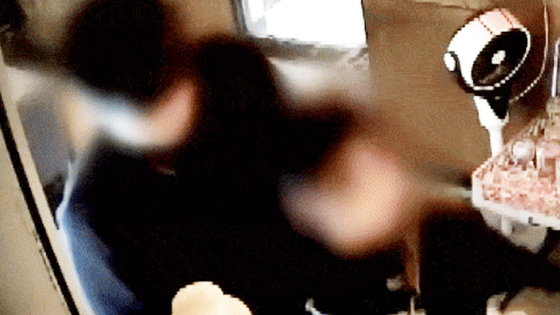 지난 2일 오후 10시쯤 인천시 부평구 한 피자펍에서 여성 직원에게 신체접촉을 한 남성 손님이 경찰 조사를 받게 됐다. 사진 JTBC ‘사건반장’ 캡처