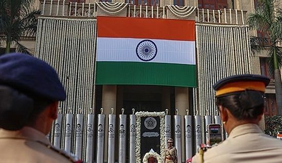 인도 국기와 현지 경찰관들. EPA=연합뉴스