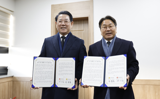 강기정 광주시장과 김영록 전남도지사가 2일 광주 북구 운정동 국립5·18민주묘지를 찾아 참배에 앞서 광주·전남 대통합 추진 공동선언문에 서명하고 기념촬영을 하고 있다. 뉴스1