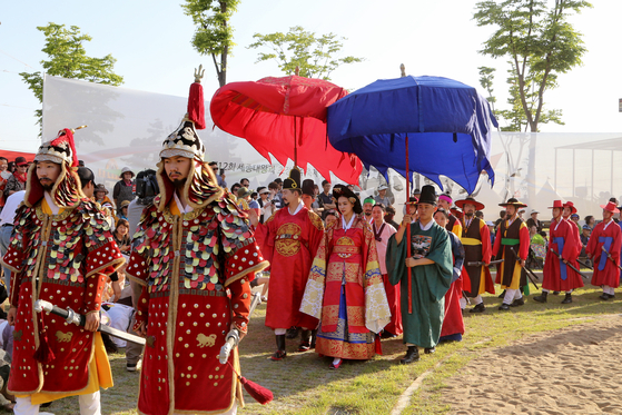 세종대왕과 초정약수 축제 기간 진행한 어가행렬 시연. 사진 청주시