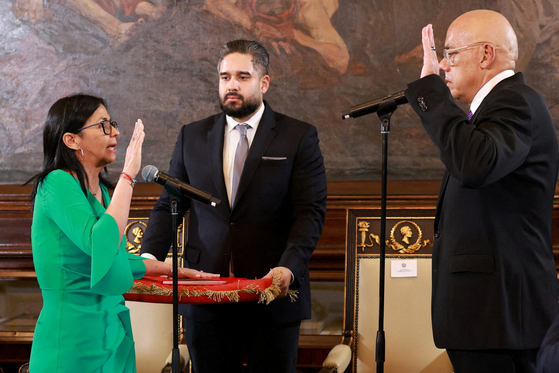 델시 로드리게스 베네수엘라 대통령 권한대행(왼쪽)이 5일(현지시간) 국회에서 오빠인 호르헤 헤수스 로드리게스 국회의장(오른쪽)을 마주보고 임시 대통령 취임 선서를 하고 있다. 가운데는 니콜라스 마두로 대통령의 아들 마두로 게라 의원. [로이터=연합뉴스]