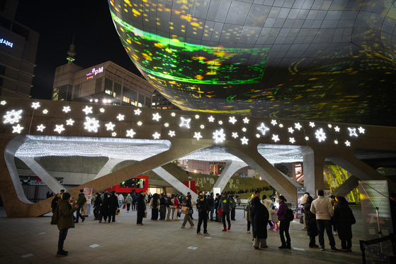 서울라이트 행사의 일환으로 서울디자인재단이 DDP 미래로다리에 설치한 포토존. [사진 서울시]