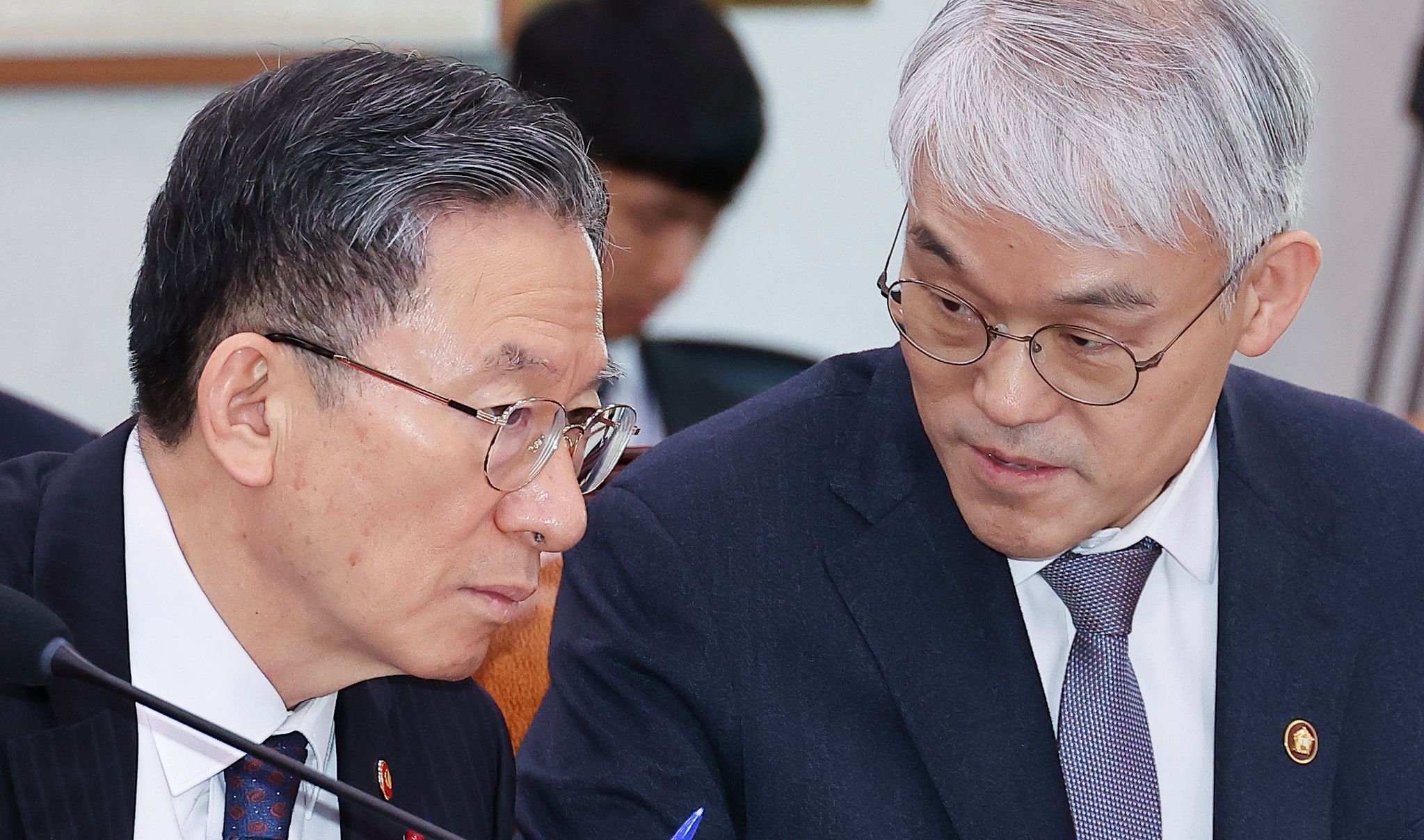 정성호 법무부 장관(왼쪽)과 천대엽 법원행정처장이 7일 오후 국회에서 열린 법제사법위원회 전체회의에서 대화하고 있다. 임현동 기자