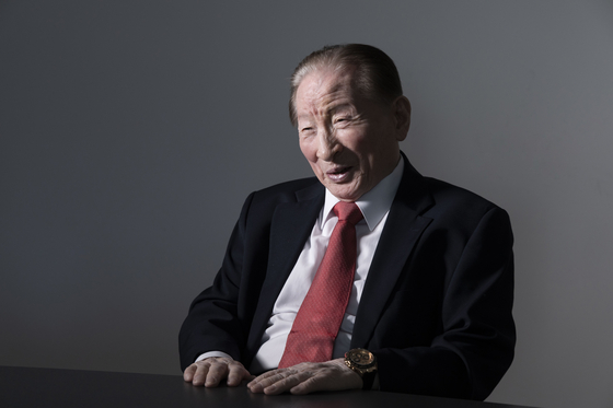  홍운표 테너가 서울 마포구 상암동에서 중앙일보와 인터뷰를 하고 있다. 장진영 기자 홍운표 테너가 서울 마포구 상암동에서 중앙일보와 인터뷰를 하고 있다. 장진영 기자