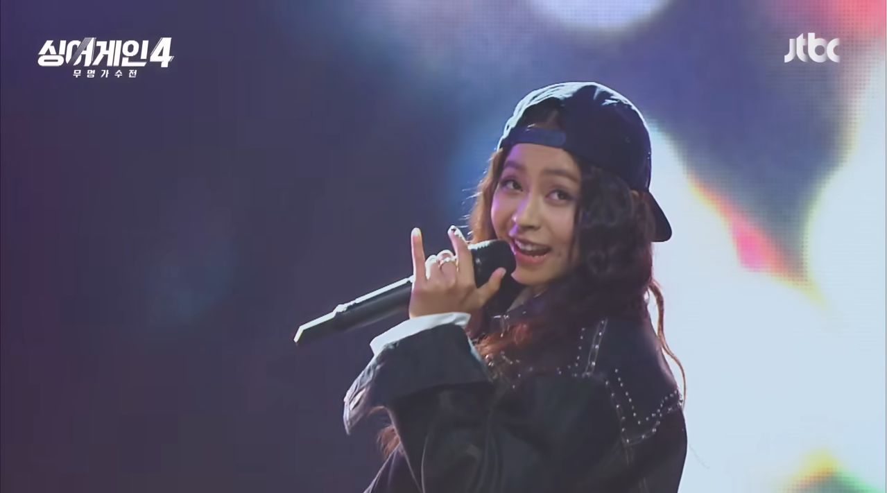 싱어게인4 준우승자 그윈 도라도가 마지막 경연에서 '라이트 업(light up)'을 부르고 있다. [사진 유튜브 캡처]