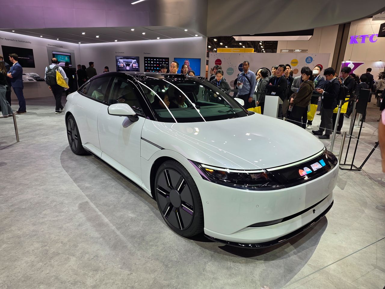 6일(현지시간) 미국 라스베이거스 CES 2026에서 공개된 소니혼다모빌리티의 전기차 '아필라'. 김효성 기자