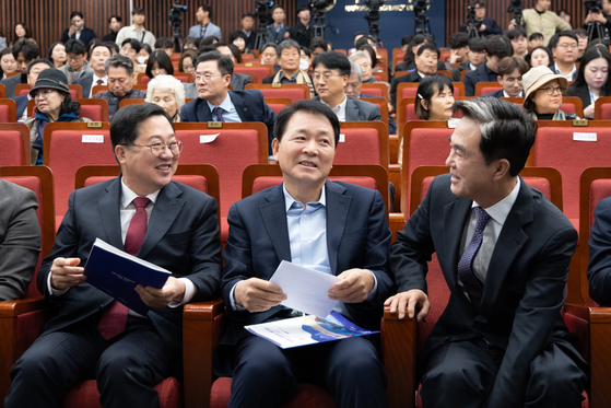 성일종 국민의힘 의원이 지난해 11월 3일 서울 여의도 국회에서 열린 대전충남 행정통합 국회 포럼에 참석해 이장우 대전시장, 김태흠 충남도지사와 대화하고 있다. 뉴스1
