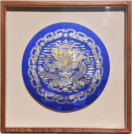 2017년 11월 문재인 당시 대통령은 한국을 국빈방문한 도널드 트럼프 대통령에게 김기호 금박장이 제작한 파란색 바탕의 금박 용문 액자를 선물했다. 사진 금박연