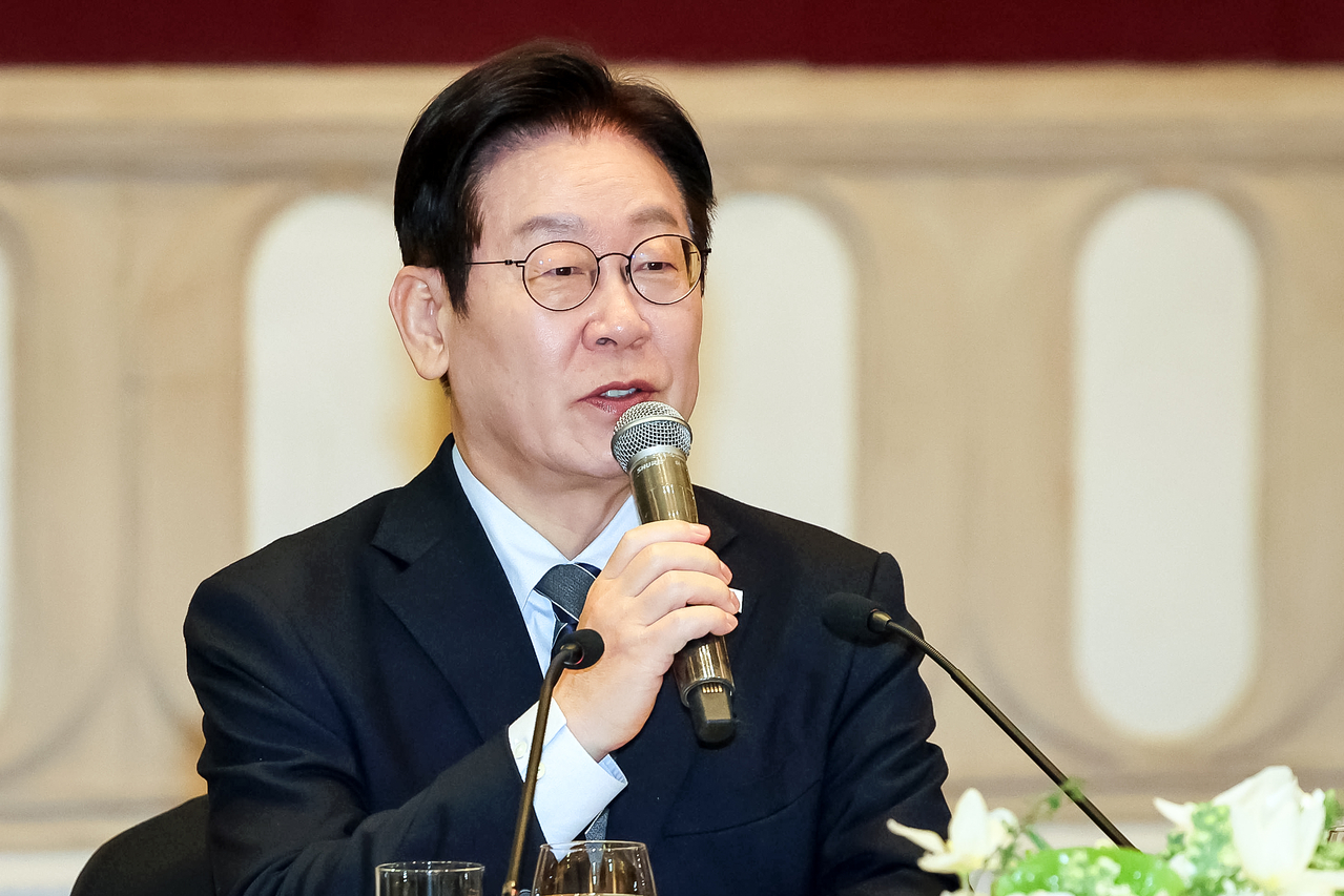 이재명 대통령이 7일 중국 상하이의 한 호텔에서 열린 청와대출입기자 오찬간담회에 참석해 발언하고 있다. 전민규 기자