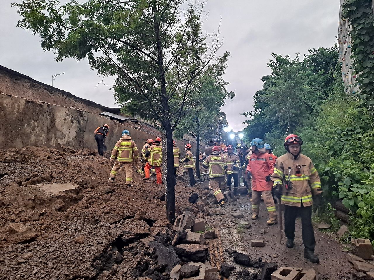 지난해 7월 16일 오후 경기 오산시 가장교차로 고가도로 옹벽이 무너져 소방관들이 매몰된 차량 구조작업을 하고 있다. 뉴스1