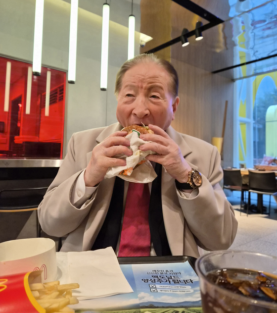 홍운표 테너가 서울 마포구 상암동 맥도날드에서 햄버거를 먹고 있는 모습. 치아도 건강한 그는 ″평소 고기나 냉면을 잘라 먹지 않는다″고 했다. 정세희 기자