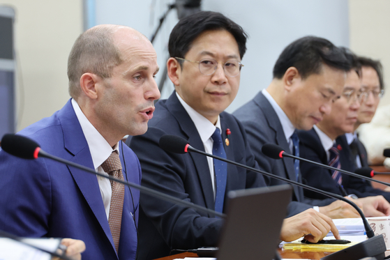 해롤드 로저스 쿠팡 임시대표가 지난해 12월 31일 국회 과학기술정보방송통신위원회에서 열린 쿠팡 청문회에 참석해 위원 질의에 답하고 있다. 연합뉴스