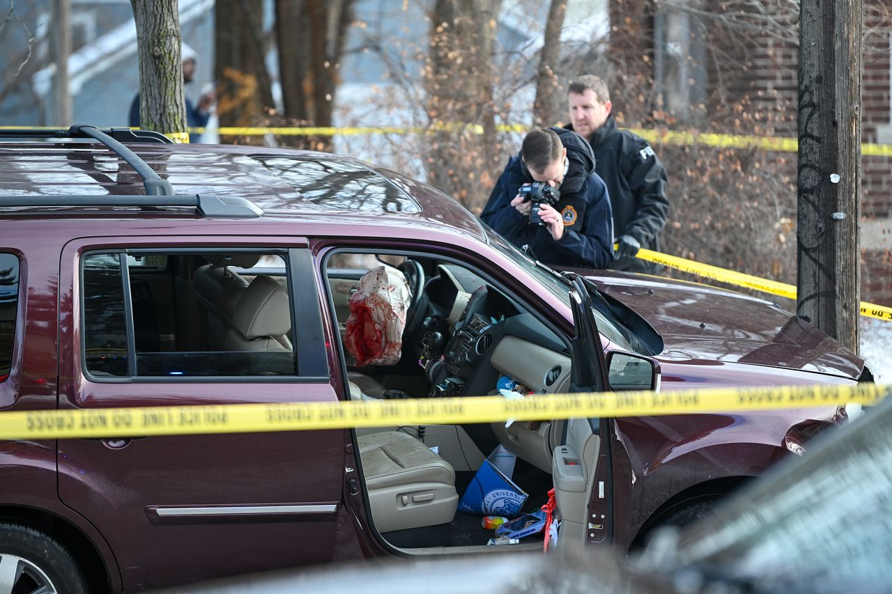 美이민단속국 총에 37세 여성 사망…트럼프 
