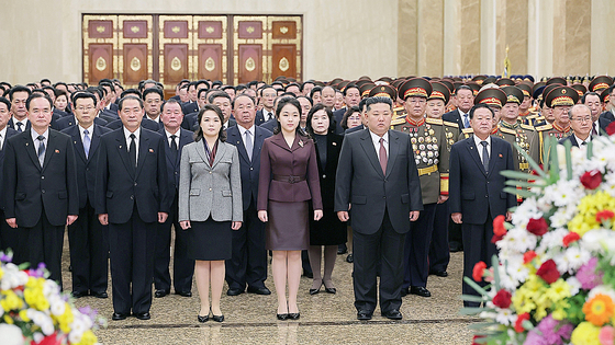 북한 노동당 기관지 노동신문은 지난 2일 김정은 북한 국무위원장이 새해를 맞아 전날 금수산태양궁전을 방문해 참배했다고 보도했다. 김정은 오른편으로 딸 주애와 이설주 여사가 나란히 서 있는데 정중앙에 김주애가 서서 주목된다. 노동신문=뉴스1.