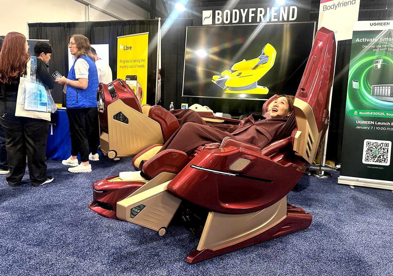 미국 라스베이거스에서 열린 CES 2026 행사에서 참관객이 AI헬스케어로봇 733을 체험하고 있다. 사진 바디프랜드