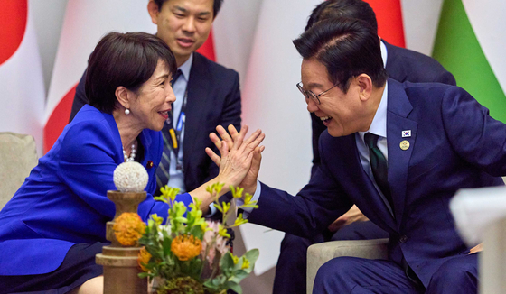 이재명 대통령이 일본 다카이치 사나에(高市早苗) 총리와 진나해 11월 남아프리카공화국에서 열린 주요 20개국(G20) 정상회의에서 풀어사이드 양자회담을 하고 있다. [대통령실사진기자단] 