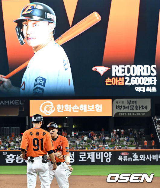 [OSEN=대전, 이대선 기자] 23일 오후 대전 한화생명볼파크에서 2025 신한 SOL Bank KBO리그 한화 이글스와 SSG 랜더스의 경기가 열렸다. 8회말 무사에서 한화 손아섭이 우중간 안타를 치고 환호하고 있다. 손아섭은 이 안타로 역대 최초 2600안타를 기록했다. 2025.08.23 /sunday@osen.co.kr