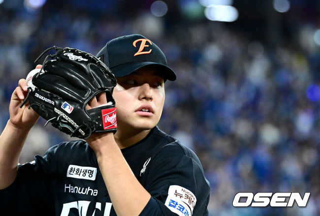 [OSEN=대구, 최규한 기자] 21일 대구 삼성라이온즈파크에서 ‘2025 신한 SOL Bank KBO리그’ 포스트시즌 플레이오프 3차전 삼성 라이온즈와 한화 이글스의 경기가 열렸다.홈팀 삼성은 아리엘 후라도, 방문팀 한화는 류현진을 선발로 내세웠다.한화 투수 문동주가 9회말 등판을 준비하며 몸을 풀고 있다. 2025.10.21 / dreamer@osen.co.kr