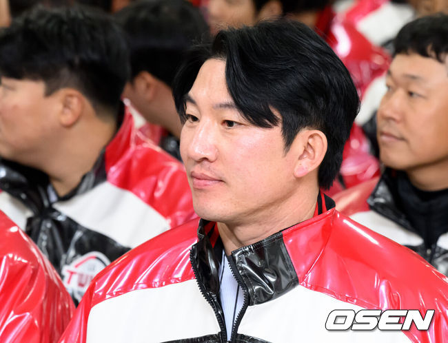 [OSEN=잠실, 이대선 기자] 6일 오후 서울 잠실야구장에서 LG 트윈스 2026년 선수단 신년인사회가 열렸다.LG 트윈스는 염경엽 감독이 이끄는 1군 코치진은 김정준 수석코치, 김용일 수석트레이너, 모창민-김재율 타격코치, 김광삼-장진용 투수코치, 김일경 수비코치, 정수성 작전코치, 송지만 주루 및 외야수비코치 등 기존 인원이 대부분 유임됐으며 2026시즌 2연패 도전을 함께할 코칭스태프 구성을 완료했다.LG 장시환이 행사의 시작을 기다리고 있다. 2026.01.06 /sunday@osen.co.kr